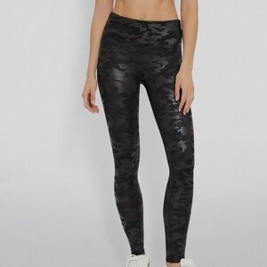 Spanx Camo Leggings Women’s Medium Black Pants